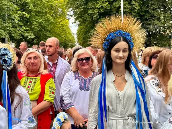 У Нововолинську сотні людей пройшли святковою ходою у вишиванках (фото)
