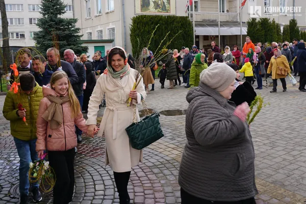 Вербна неділя: тисячі лучан у центрі міста «б'ють» і вітають один одного (фото, відео)