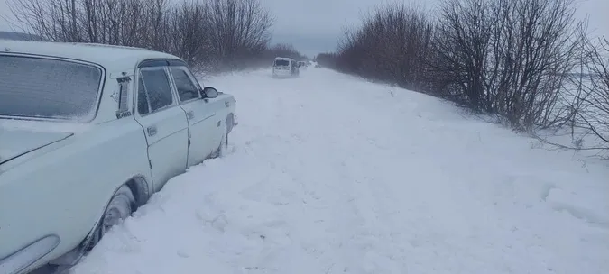 Снігова пастка: на Волині застрягли 14 авто (фото)