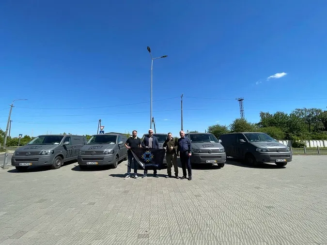 Воїнам 100-ї бригади Волинська ОВА спільно з благодійним фондом передала п'ять автівок (фото)