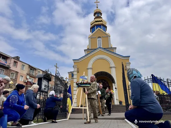 У Нововолинську провели в останню путь воїна Петра Козачука (фото)