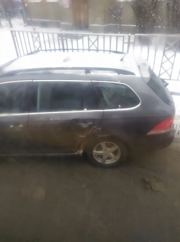 У центрі Луцька тролейбус врізався у легковик (фото)