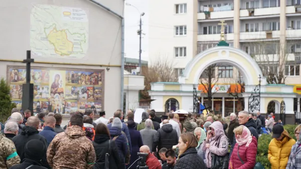 Напередодні Великодня у Луцьку прощалися з Героєм, згадуючи Ісуса (фото, відео)