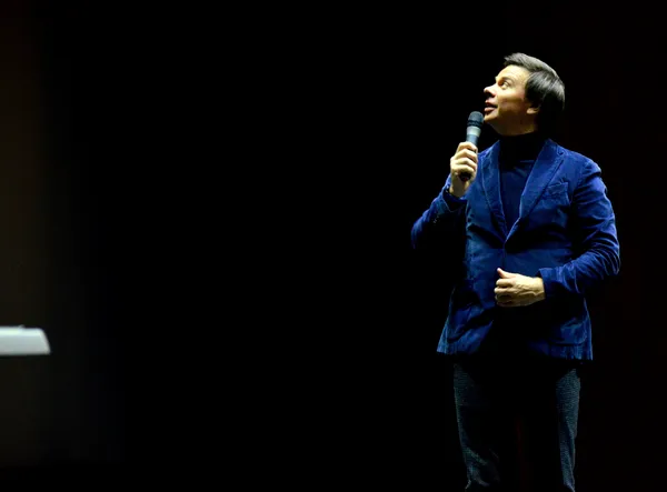 Комаров час від часу коментував світлини та відео з експедицій