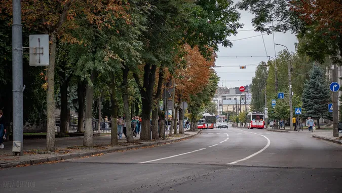 Гамірно і людно: осінь в центрі Луцька (фото)