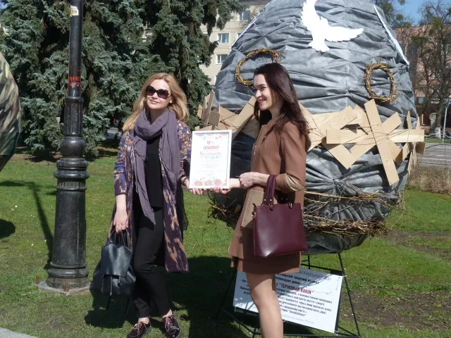 Зі смайликів, дерева та CD-дисків: у центрі Луцька – виставка писанок (Фото)