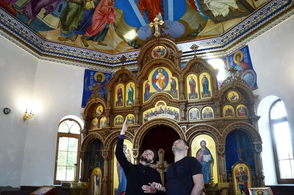 Храм для всіх: історія будівництва церкви на кладовищі в Гаразджі (фото)