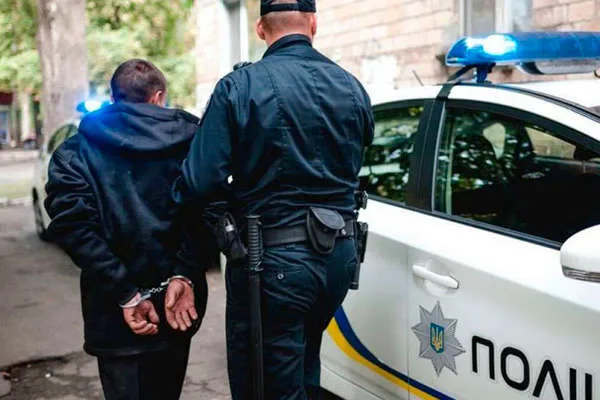 Грабіж, крадіжка і наркотики: у Луцьку затримали небезпечних осіб (фото)
