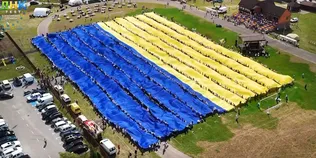 Офіційно в Книзі рекордів: найбільший прапор України розгорнули на Волині (відео)