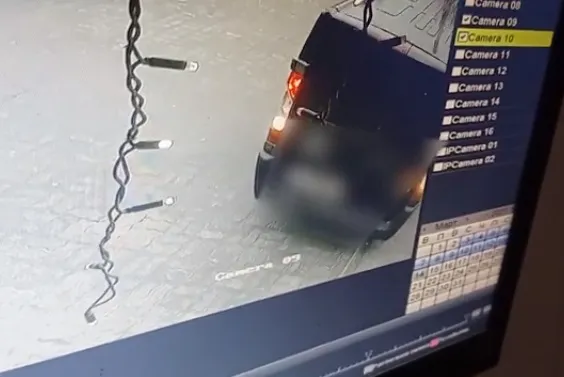 У Луцьку авто в’їхало у вітрину магазину (відео)