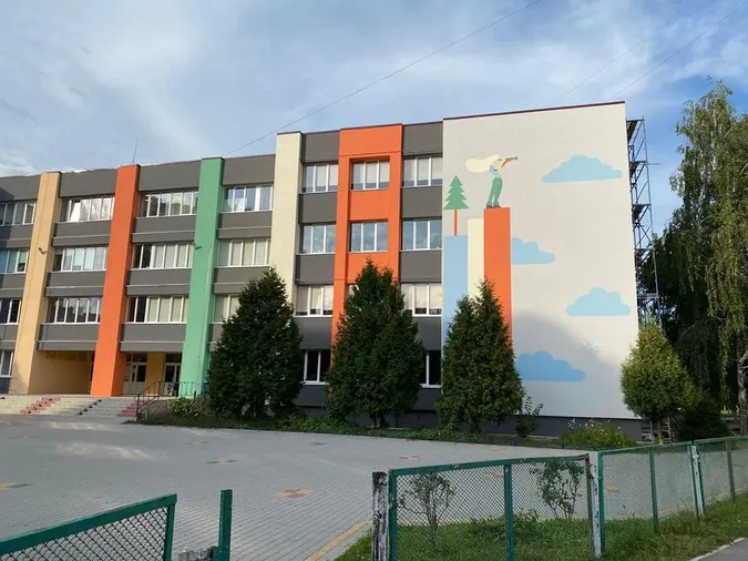Яскраво і зі смаком: як виглядає новий фасад 26 школи (фото)