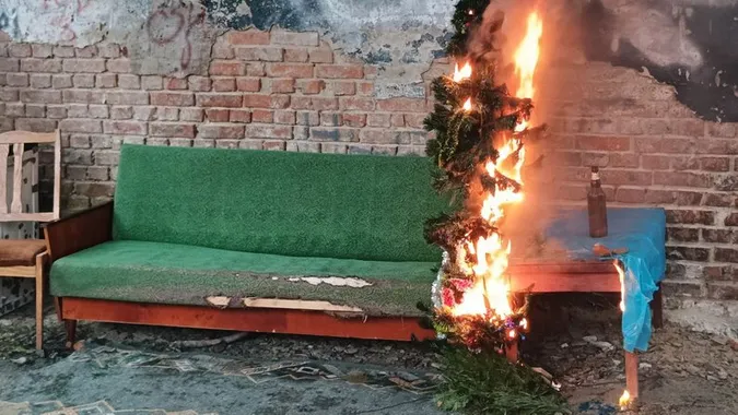 Що робити, коли горить ялинка: поради від луцьких рятувальників (відео)