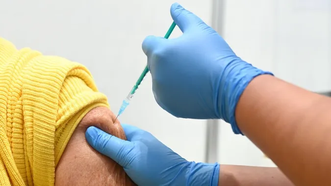 Україна вводить бустерну дозу вакцини проти COVID-19 для людей віком 60+