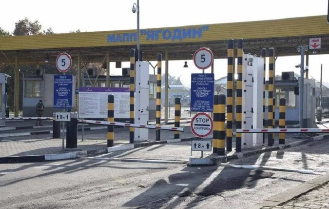 Біля «Ягодина» на в’їзд в Україну утворилась черга з понад 800 вантажівок
