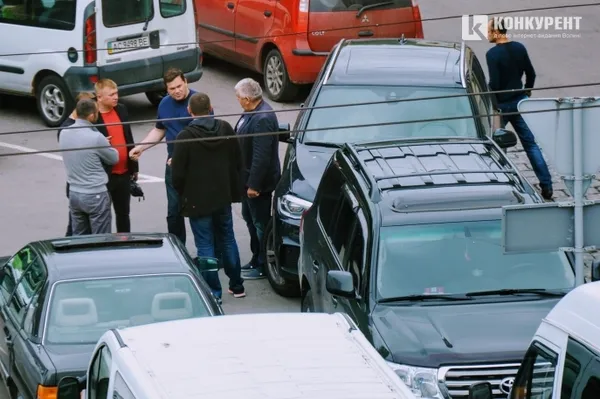 В зимово-весняний період сесій біля стін міської ради можна було побачити чимало людей, які до того майже ніколи не відвідували  сесій. Наприклад, як голова ГФ «Варта порядку» Олександр Тиводар.