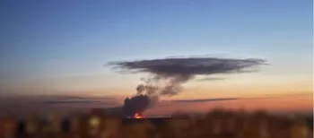 На Київщині масштабна пожежа з вибухами: горять склади після ворожого влучання (відео)