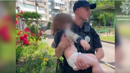 Сиділа біля відчиненого вікна: у Луцьку з підвіконня зняли маленьку дитину (відео)