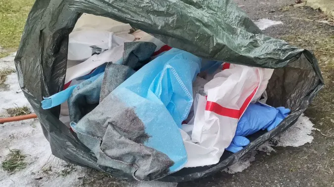 У двір багатоповерхівки в Луцьку підкинули медвідходи з коронавірусного шпиталю