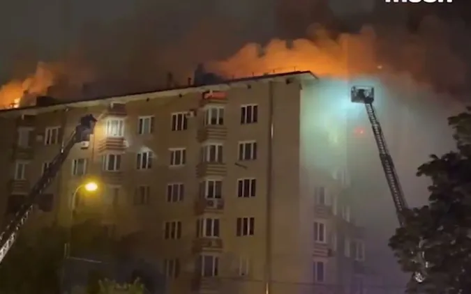 У москві палає: багатоповерхівка перетворилася на смолоскип (відео)