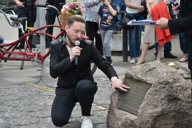 Живі скульптури та оркестр між вогнями: Луцьк провів весну музично й театрально