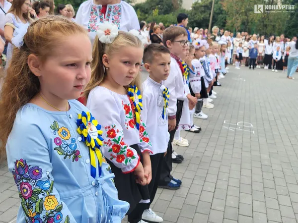 1 вересня у луцькому ліцеї №10: лінійка для першачків та випускників (фото)