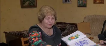 «Квіти мене зачарували»: майстриня з Волині розписує дерев’яні дощечки петриківськими візерунками (відео)