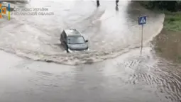 Затоплені підвали й автівки у воді: наслідки зливи у Луцьку (відео)