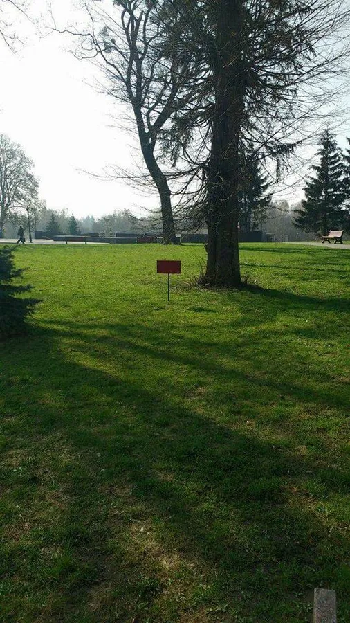 Таблички про вигул собак у Луцьку зафарбували червоним (фото)