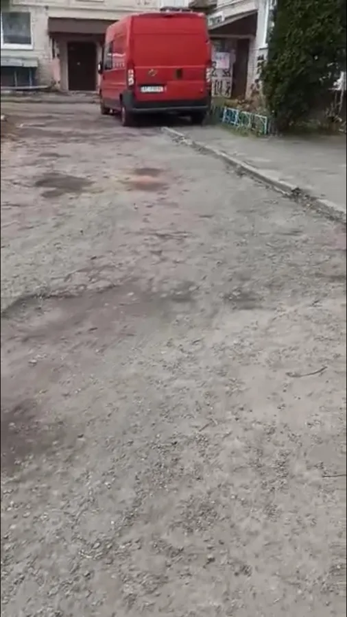 Всіяний ямами: лучани скаржаться на стан двору (відео)