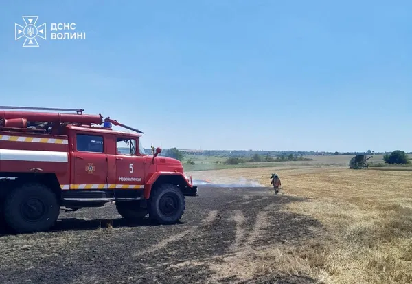 Через комбайн без іскрогасника на Волині загорілося поле з пшеницею (фото)