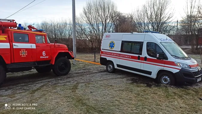 Біля Луцька в болоті загрузла «швидка», яка везла в лікарню хворого