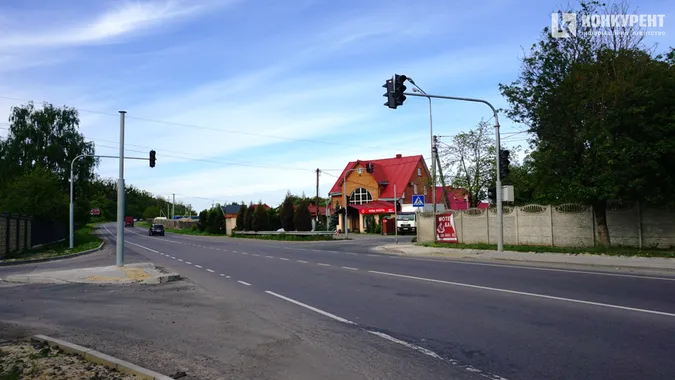 Чому на Об'їзній у Рованцях досі не працюють нові світлофори (фото)
