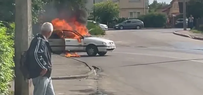 У Луцьку на ЛПЗ посеред вулиці загорілась автівка (відео)