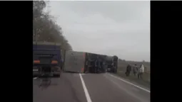 На волинській трасі перекинулася вантажівка (відео)