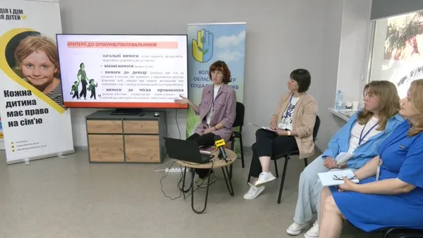 «Кожна дитина має право на сім'ю»: як у Луцьку навчають майбутніх опікунів (фото, відео)