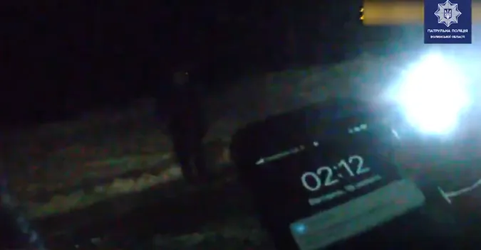 За 40 кілометрів від дому: на Волині патрульні врятували від морозу чоловіка (відео)