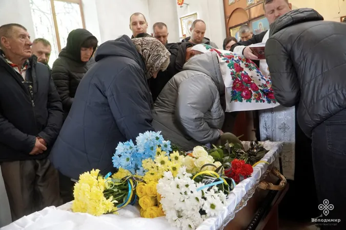 Скорботний день для міста на Волині: попрощалися з воїном Віталієм Кузмяком (фото)