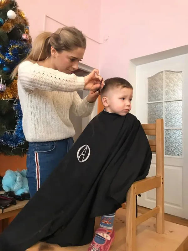 Луцькі майстри робили вихованцям дитбудинку стильні зачіски (фото)