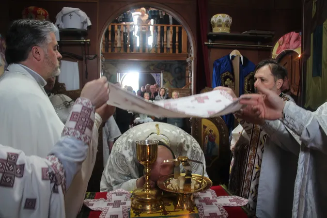 У Луцькій цвинтарній церкві освятили нові розписи (фото)