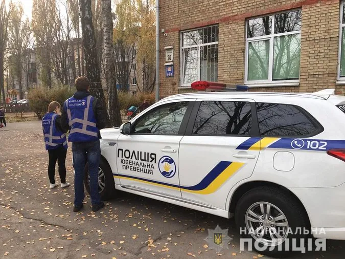 У Києві на перерві школярка вистрибнула у вікно з 4-го поверху