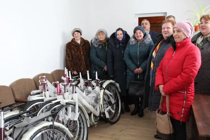 На Волині соцпрацівникам вручили велосипеди (фото)