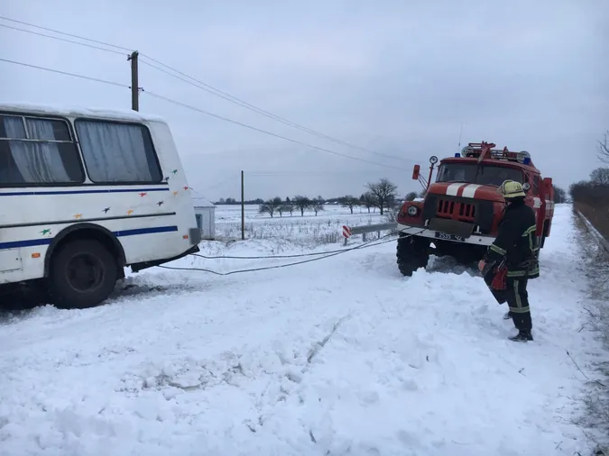 За добу із снігових заметів на Волині звільнили три автобуси й дві вантажівки (фото)