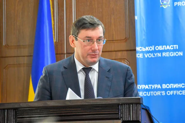 «Тут обласна рада вже прийняла декілька рішень…сумнівної якості. Не доводьте їх до Прокуратури», – звернувся Луценко до Палиці, спричинивши сміх у залі