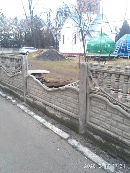 У Любомлі біля церкви знищили огорожу (фото)