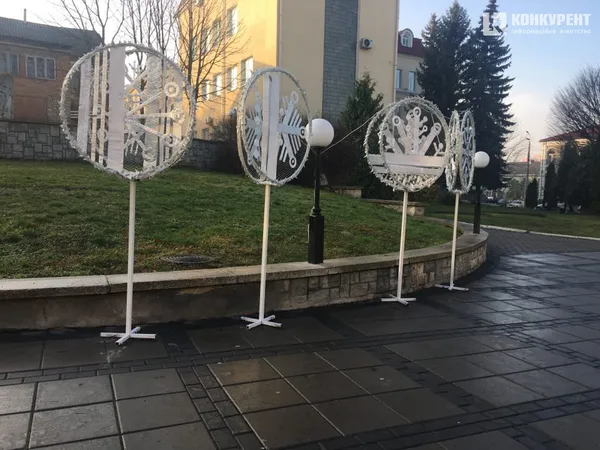 Біля Луцькради встановили чудернацьку ялинку (фото)