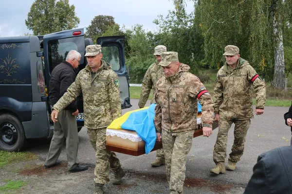 Поховала вже другого сина-Героя: на Волині попрощалися з воїном Романом Юрчуком (фото)