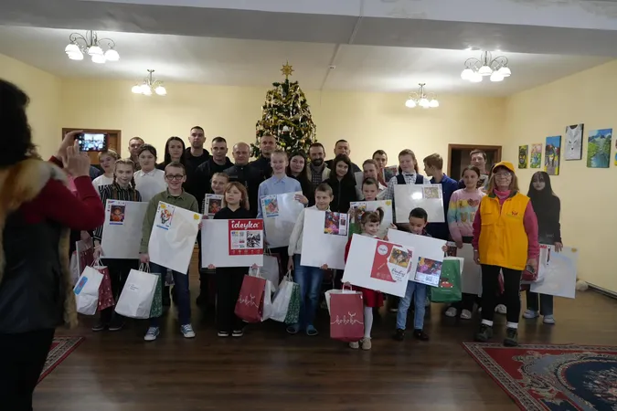 Волинські рятувальники завітали з подарунками у дитячий притулок (фото)