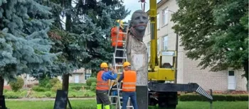 На Волині демонтували радянський пам'ятник: погруддя передали до музею