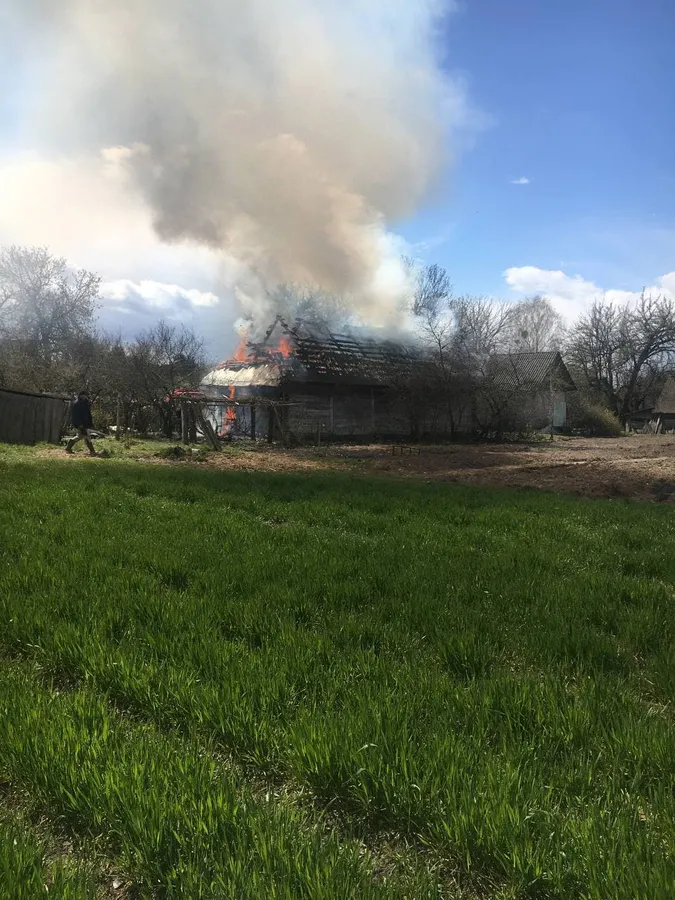 На Волині горів дерев’яний будинок (фото, відео)