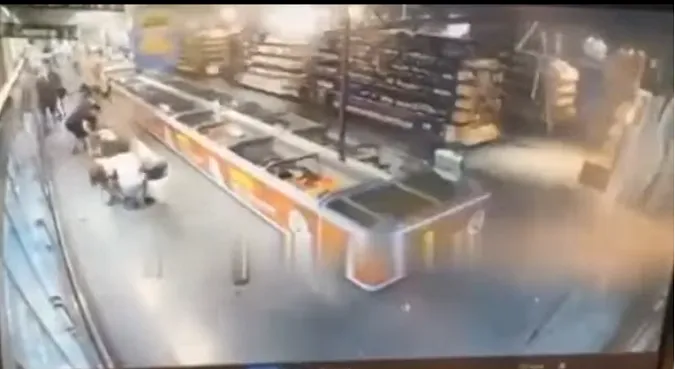 «База НАТО» у супермаркеті: з'явилось відео моменту удару по АТБ в Умані